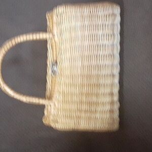 Vintage Elegant Woven Hand Bag With Leather Straps On Bottom